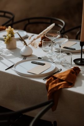 Un mariage minimaliste au Domaine du Vallon des Glauges en Provence - Photos : SoulPics - Blog mariage : La mariée aux pieds nus