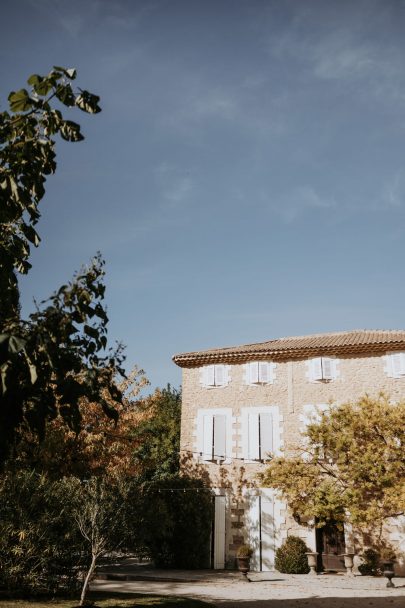 Un mariage minimaliste en blanc au Moulin des Gaffins - Photos : Ninon Duret - Blog mariage : La mariée aux pieds nus