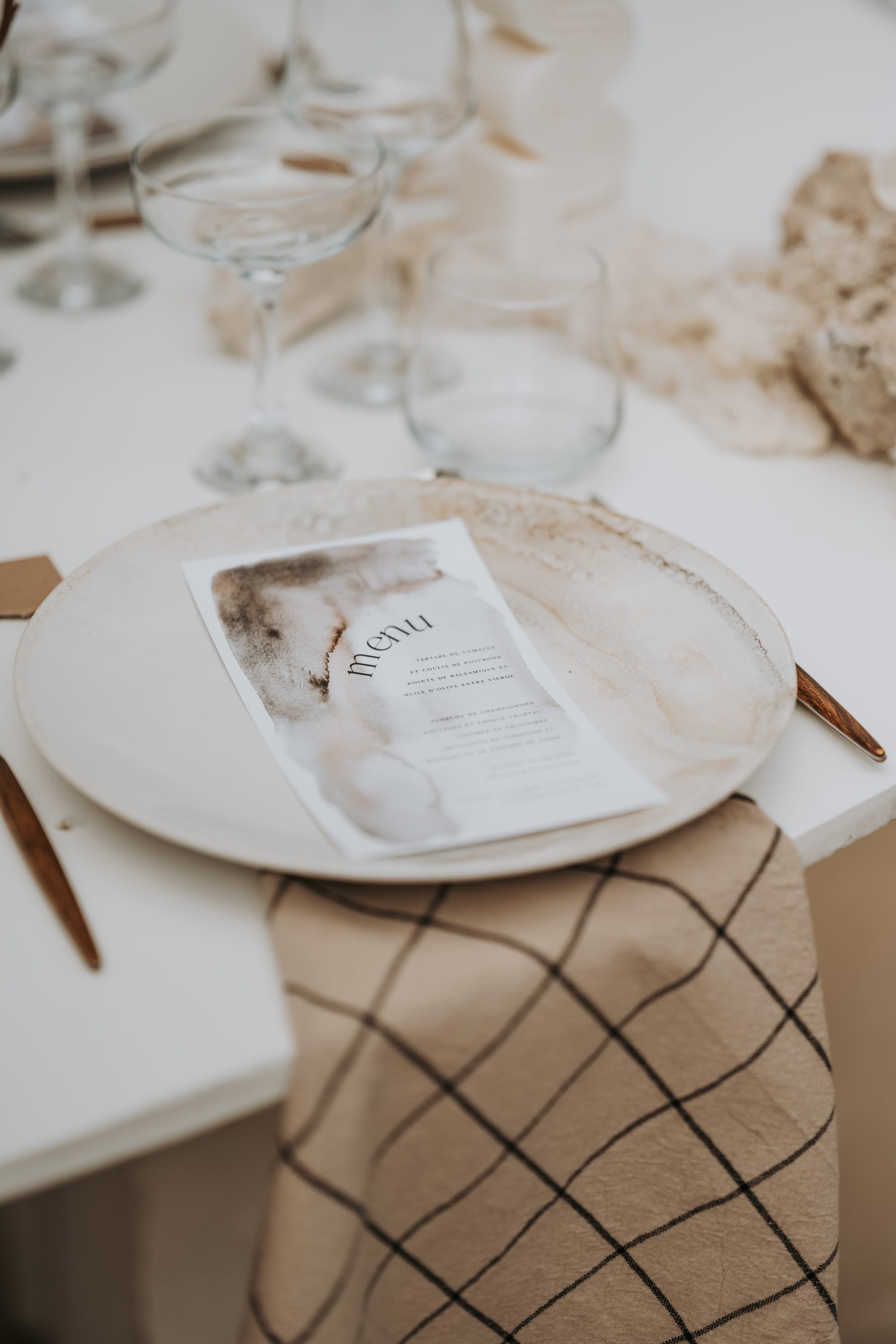 Un mariage minimaliste en blanc au Moulin des Gaffins - Photos : Ninon Duret - Blog mariage : La mariée aux pieds nus