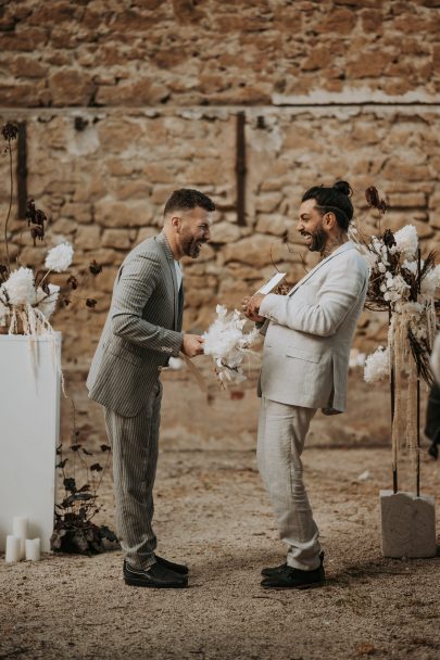 Un mariage minimaliste en blanc au Moulin des Gaffins - Photos : Ninon Duret - Blog mariage : La mariée aux pieds nus