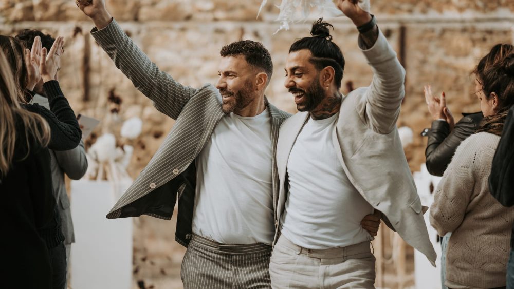Un mariage minimaliste en blanc au Moulin des Gaffins - Photos : Ninon Duret - Blog mariage : La mariée aux pieds nus