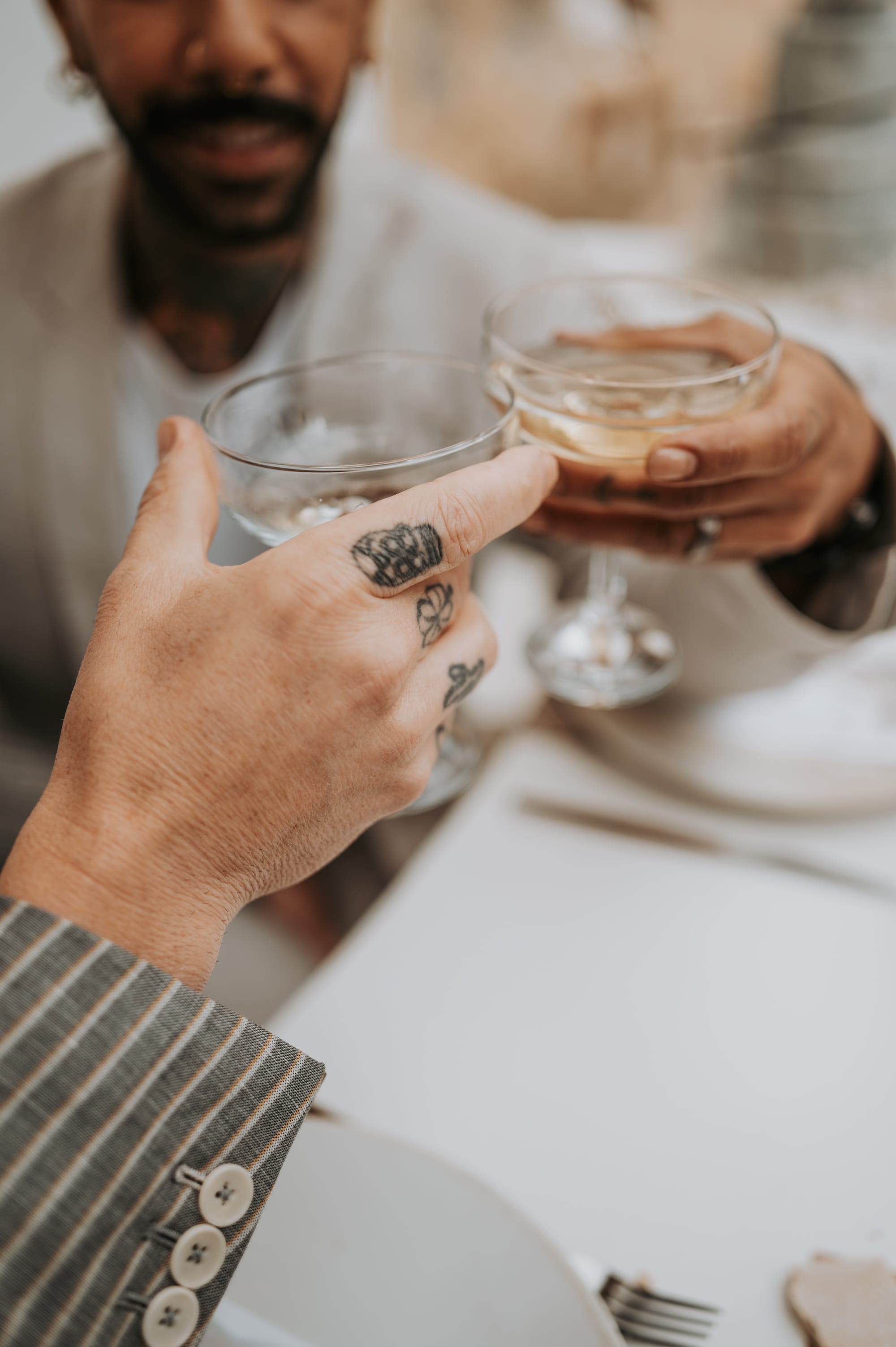 Un mariage minimaliste en blanc au Moulin des Gaffins - Photos : Ninon Duret - Blog mariage : La mariée aux pieds nus