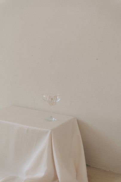 Un mariage minimaliste et élégant en vert et blanc en Espagne - Photos : Dalmare - Blog mariage : La mariée aux pieds nus