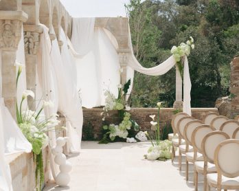 Un mariage minimaliste et élégant en vert et blanc en Espagne - Photos : Dalmare - Blog mariage : La mariée aux pieds nus