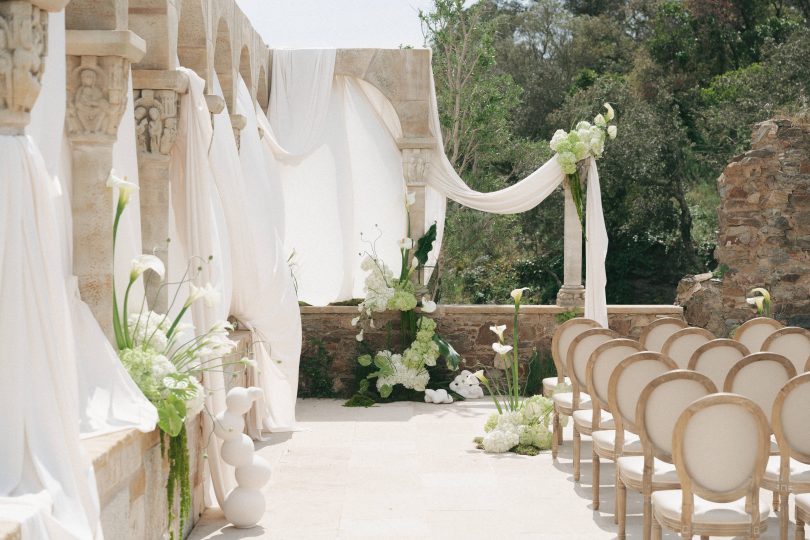 Un mariage minimaliste et élégant en vert et blanc en Espagne - Photos : Dalmare - Blog mariage : La mariée aux pieds nus