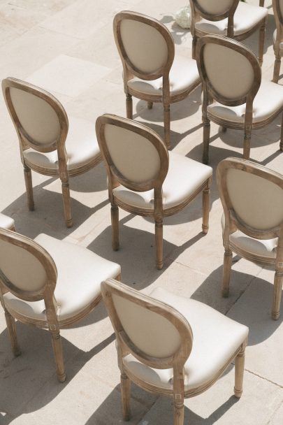Un mariage minimaliste et élégant en vert et blanc en Espagne - Photos : Dalmare - Blog mariage : La mariée aux pieds nus