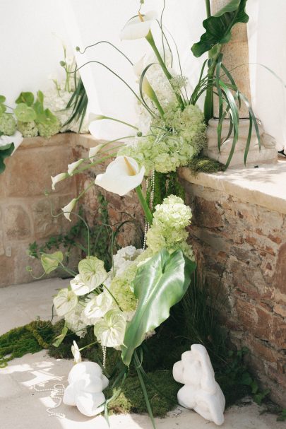 Un mariage minimaliste et élégant en vert et blanc en Espagne - Photos : Dalmare - Blog mariage : La mariée aux pieds nus