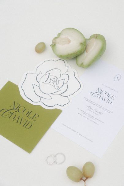 Un mariage minimaliste et élégant en vert et blanc en Espagne - Photos : Dalmare - Blog mariage : La mariée aux pieds nus