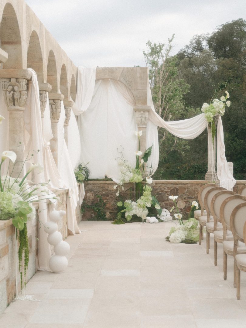 Un mariage minimaliste et élégant en vert et blanc en Espagne - Photos : Dalmare - Blog mariage : La mariée aux pieds nus