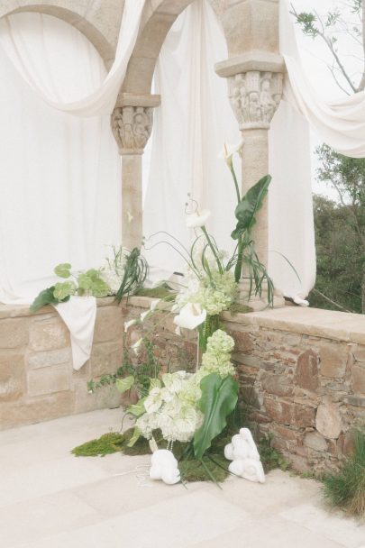 Un mariage minimaliste et élégant en vert et blanc en Espagne - Photos : Dalmare - Blog mariage : La mariée aux pieds nus