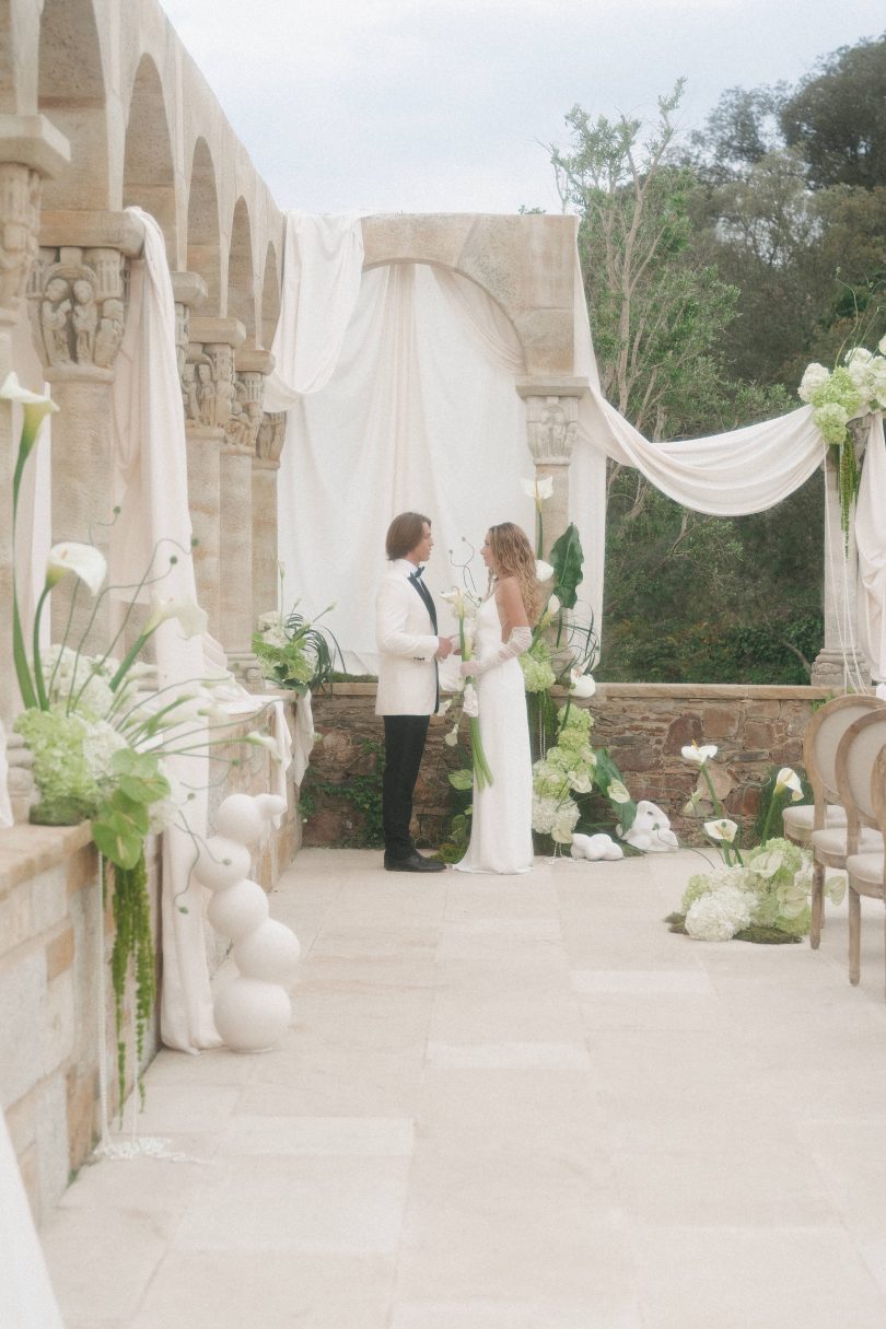 Un mariage minimaliste et élégant en vert et blanc en Espagne - Photos : Dalmare - Blog mariage : La mariée aux pieds nus
