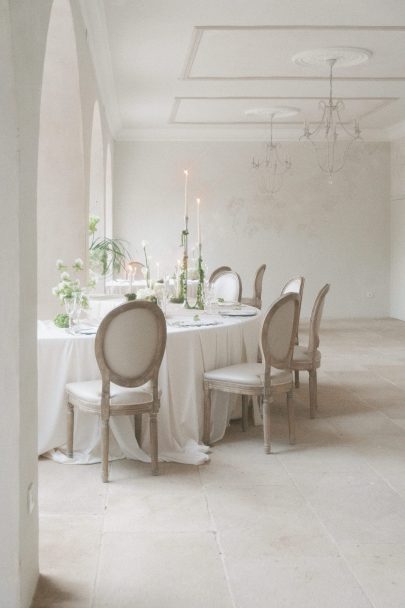 Un mariage minimaliste et élégant en vert et blanc en Espagne - Photos : Dalmare - Blog mariage : La mariée aux pieds nus