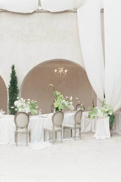Un mariage minimaliste et élégant en vert et blanc en Espagne - Photos : Dalmare - Blog mariage : La mariée aux pieds nus