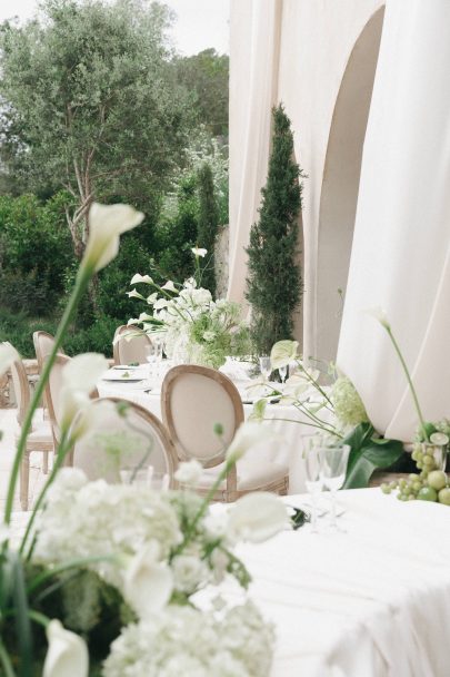 Un mariage minimaliste et élégant en vert et blanc en Espagne - Photos : Dalmare - Blog mariage : La mariée aux pieds nus