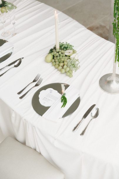 Un mariage minimaliste et élégant en vert et blanc en Espagne - Photos : Dalmare - Blog mariage : La mariée aux pieds nus