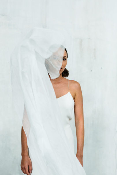 Un mariage minimaliste en blanc - Shooting d'inspiration - A découvrir sur le blog mariage www.lamarieeauxpiedsnus.com - Photos : Malvina Photography - Stylisme : Atelier Blanc