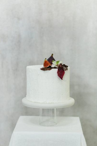 Un mariage minimaliste en blanc - Shooting d'inspiration - A découvrir sur le blog mariage www.lamarieeauxpiedsnus.com - Photos : Malvina Photography - Stylisme : Atelier Blanc