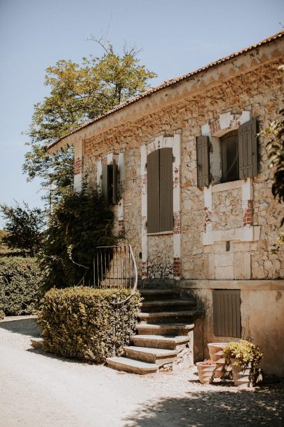 Un mariage moderne et authentique en Provence - Photos : Pinewood Weddings - Wedding planner : Atelier Blanc - Blog mariage : La mariée aux pieds nus