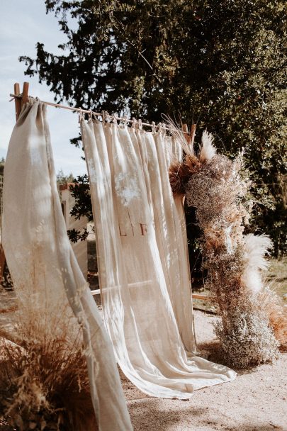 Un mariage moderne et authentique en Provence - Photos : Pinewood Weddings - Wedding planner : Atelier Blanc - Blog mariage : La mariée aux pieds nus