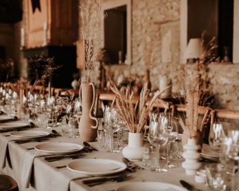 Un mariage moderne et authentique en Provence - Photos : Pinewood Weddings - Wedding planner : Atelier Blanc - Blog mariage : La mariée aux pieds nus
