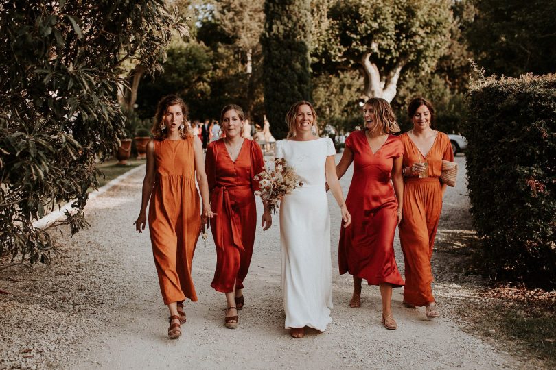 Un mariage moderne et authentique en Provence - Photos : Pinewood Weddings - Wedding planner : Atelier Blanc - Blog mariage : La mariée aux pieds nus