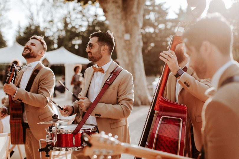 Un mariage moderne et authentique en Provence - Photos : Pinewood Weddings - Wedding planner : Atelier Blanc - Blog mariage : La mariée aux pieds nus