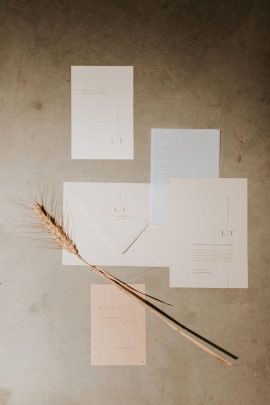 Un mariage moderne et authentique en Provence - Photos : Pinewood Weddings - Wedding planner : Atelier Blanc - Blog mariage : La mariée aux pieds nus