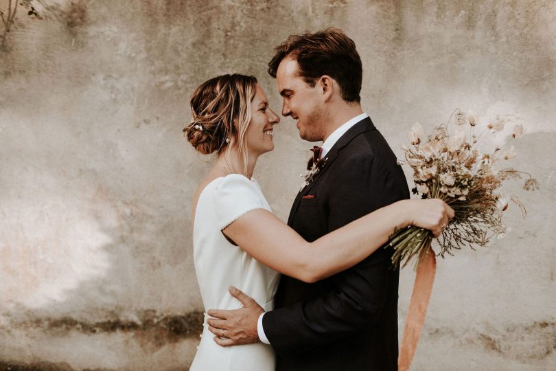 Un mariage moderne et authentique en Provence - Photos : Pinewood Weddings - Wedding planner : Atelier Blanc - Blog mariage : La mariée aux pieds nus