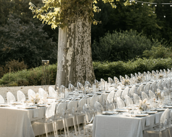 Un mariage moderne au Domaine de Blacons Photos : Lifestories Wedding - Organisation et DA : Atelier Blanc - Blog mariage : La mariée aux pieds nus