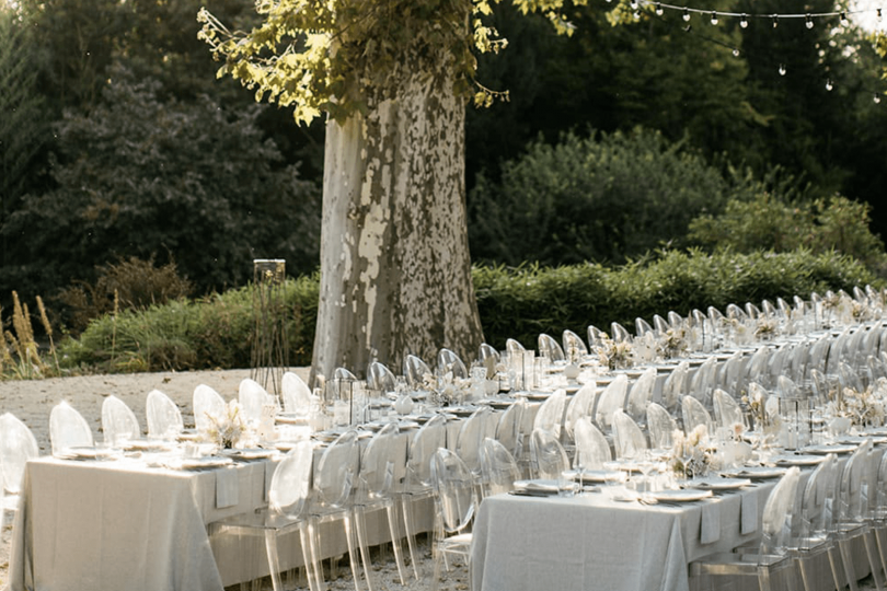 Un mariage moderne au Domaine de Blacons Photos : Lifestories Wedding - Organisation et DA : Atelier Blanc - Blog mariage : La mariée aux pieds nus