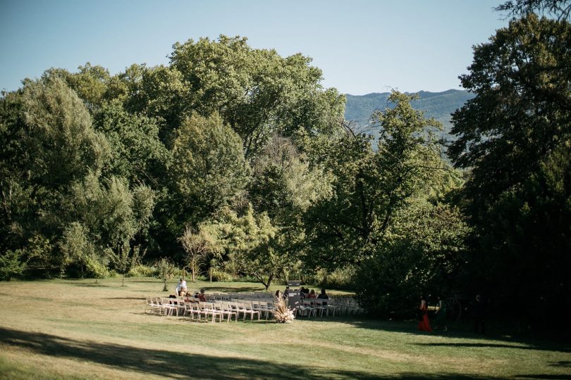 Un mariage moderne au Domaine de Blacons Photos : Lifestories Wedding - Organisation et DA : Atelier Blanc - Blog mariage : La mariée aux pieds nus