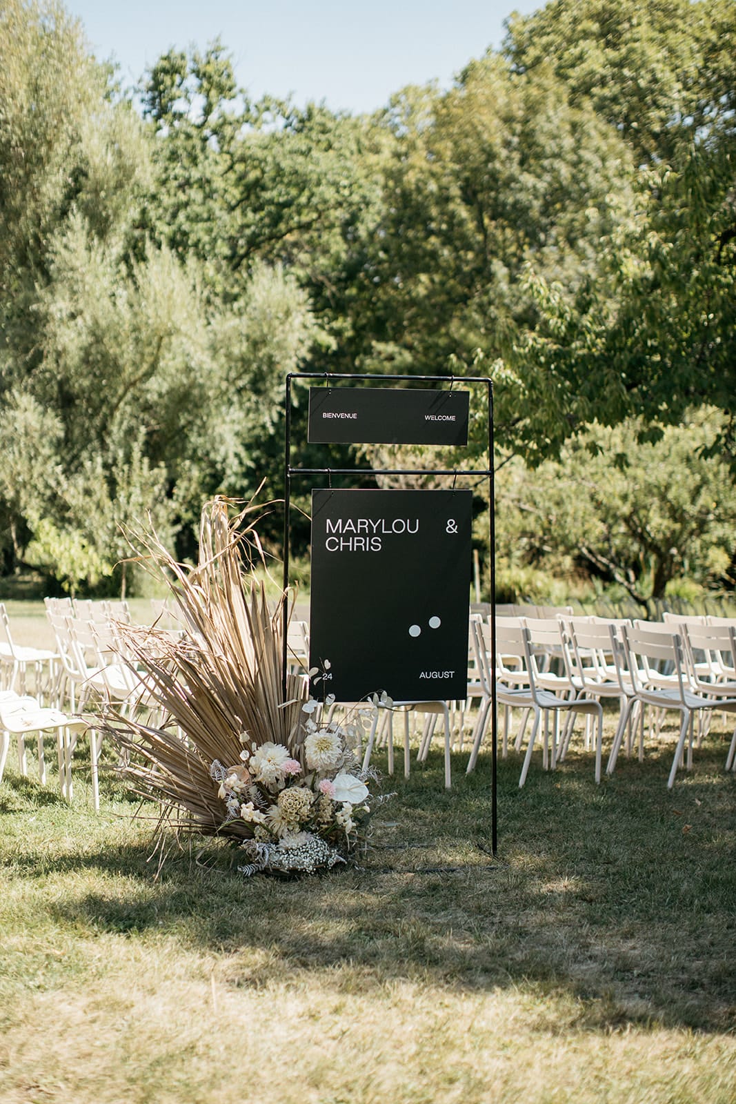 Un mariage moderne au Domaine de Blacons Photos : Lifestories Wedding - Organisation et DA : Atelier Blanc - Blog mariage : La mariée aux pieds nus