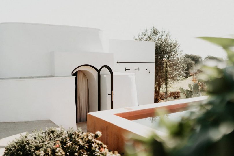 Un mariage moderne et élégant à la Villa Cardo dans les Pouilles en Italie - Photos : Fabien Deletraz - Wedding planner : Avodah Living - Blog mariage : La mariée aux pieds nus