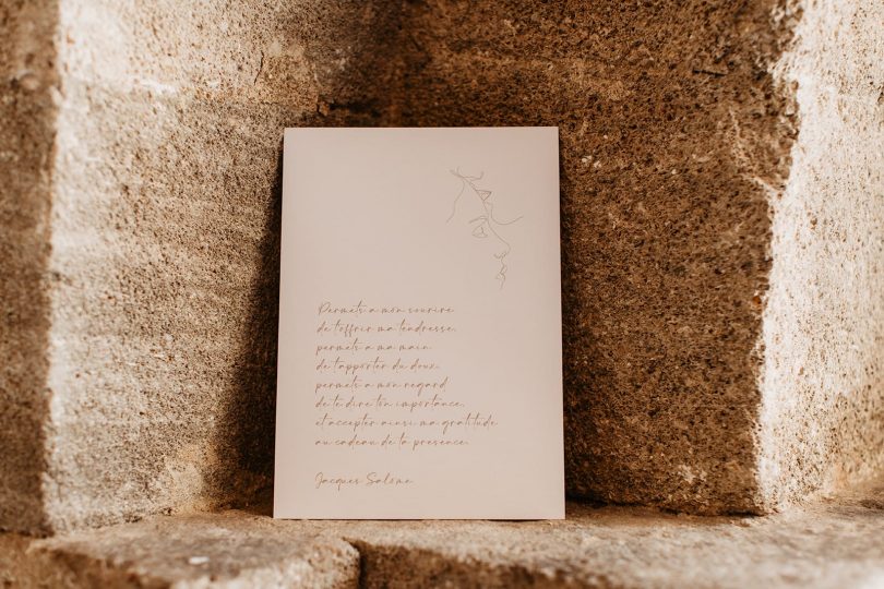 Un mariage moderne et épuré à l'Abbaye Saint-Eusèbe en Provence - Photos : Alchemia Wedding - Blog mariage : La mariée aux pieds nus