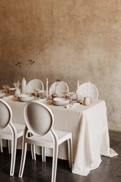 Un mariage moderne et épuré à l'Abbaye Saint-Eusèbe en Provence - Photos : Alchemia Wedding - Blog mariage : La mariée aux pieds nus