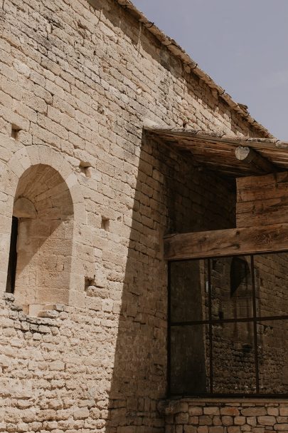 Un mariage moderne et épuré à l'Abbaye Saint-Eusèbe en Provence - Photos : Alchemia Wedding - Blog mariage : La mariée aux pieds nus