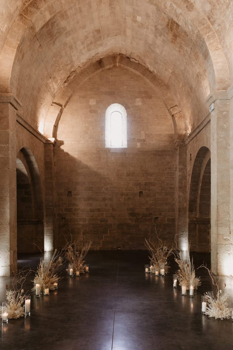 Un mariage moderne et épuré à l'Abbaye Saint-Eusèbe en Provence - Photos : Alchemia Wedding - Blog mariage : La mariée aux pieds nus