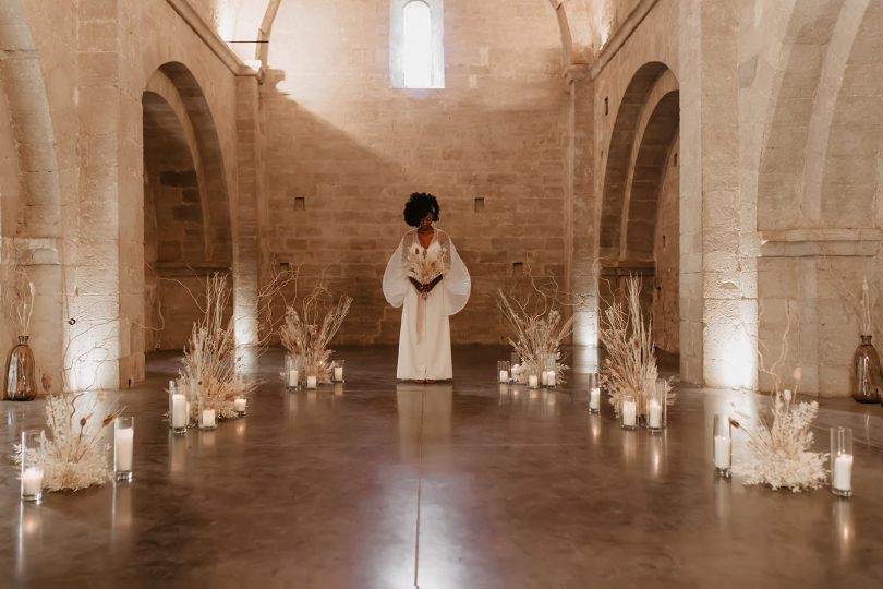 Un mariage moderne et épuré à l'Abbaye Saint-Eusèbe en Provence - Photos : Alchemia Wedding - Blog mariage : La mariée aux pieds nus