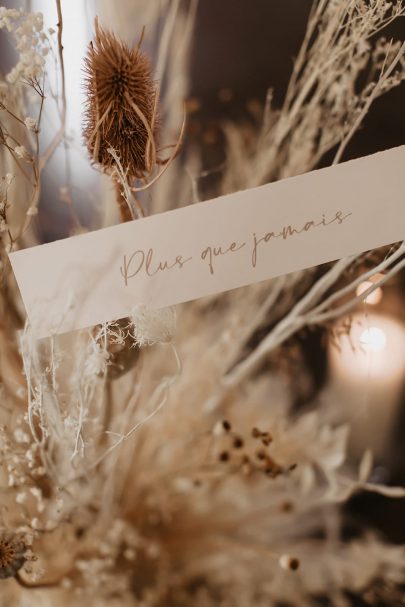 Un mariage moderne et épuré à l'Abbaye Saint-Eusèbe en Provence - Photos : Alchemia Wedding - Blog mariage : La mariée aux pieds nus