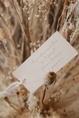 Un mariage moderne et épuré à l'Abbaye Saint-Eusèbe en Provence - Photos : Alchemia Wedding - Blog mariage : La mariée aux pieds nus