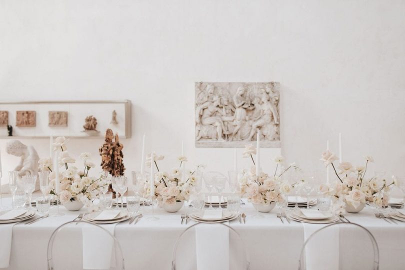 Un mariage en blanc au Musée de la Chartreuse - Photos : Pinewood Weddings - Wedding planner : Suzette et Simone - Blog mariage : La mariée aux pieds nus