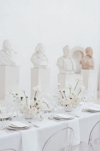 Un mariage en blanc au Musée de la Chartreuse - Photos : Pinewood Weddings - Wedding planner : Suzette et Simone - Blog mariage : La mariée aux pieds nus