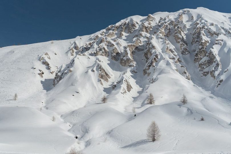 Un mariage à la montagne à Tignes dans les Alpes - Photos : NeuPap Photography - Blog mariage : La mariée aux pieds nus