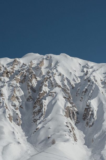 Un mariage à la montagne à Tignes dans les Alpes - Photos : NeuPap Photography - Blog mariage : La mariée aux pieds nus