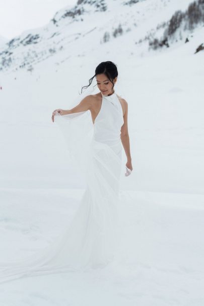 Un mariage à la montagne à Tignes dans les Alpes - Photos : NeuPap Photography - Blog mariage : La mariée aux pieds nus