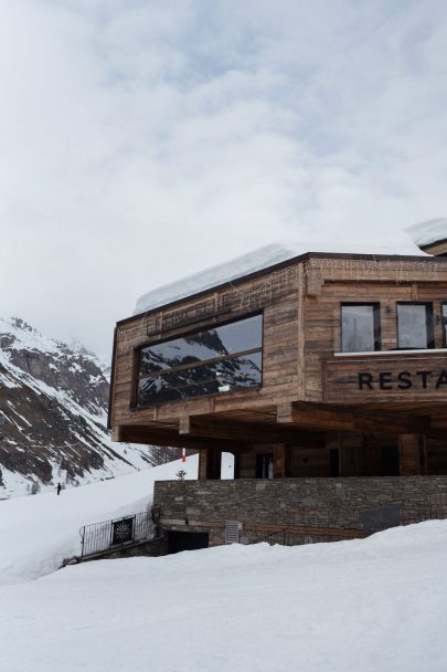 Un mariage à la montagne à Tignes dans les Alpes - Photos : NeuPap Photography - Blog mariage : La mariée aux pieds nus