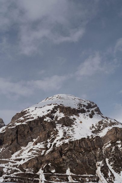 Un mariage à la montagne à Tignes dans les Alpes - Photos : NeuPap Photography - Blog mariage : La mariée aux pieds nus