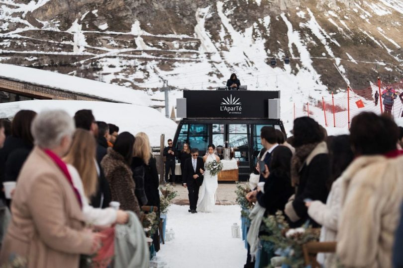 Un mariage à la montagne à Tignes dans les Alpes - Photos : NeuPap Photography - Blog mariage : La mariée aux pieds nus