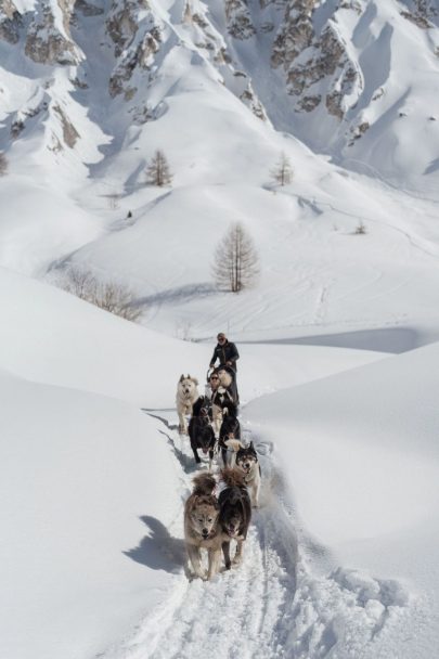 Un mariage à la montagne à Tignes dans les Alpes - Photos : NeuPap Photography - Blog mariage : La mariée aux pieds nus