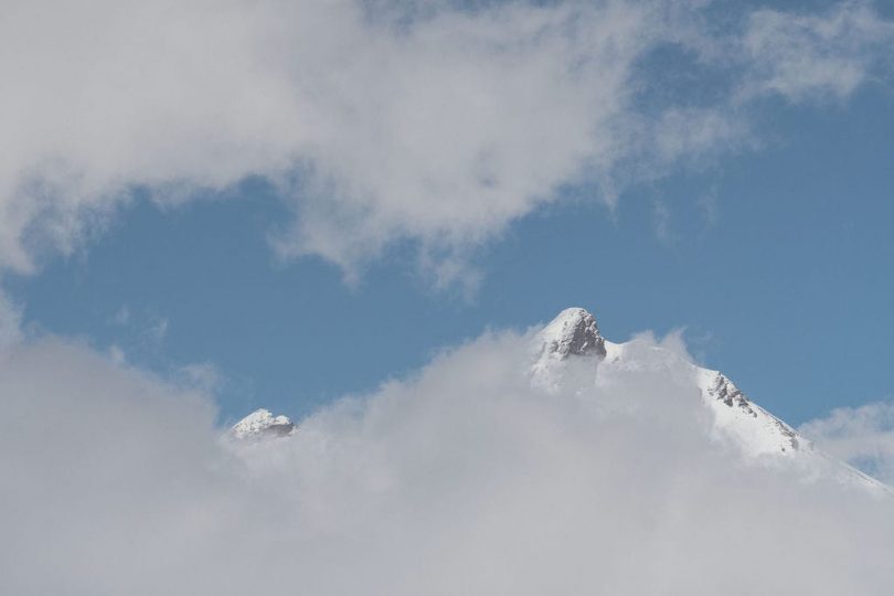 Un mariage à la montagne à Tignes dans les Alpes - Photos : NeuPap Photography - Blog mariage : La mariée aux pieds nus